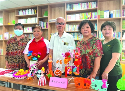 志愿团开展串珠爱心义卖活动